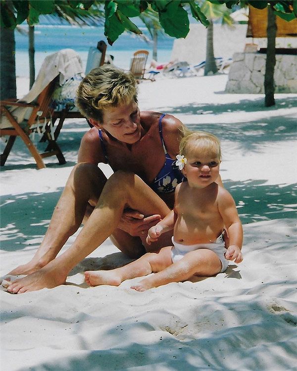 Cristina Iglesias con su abuela