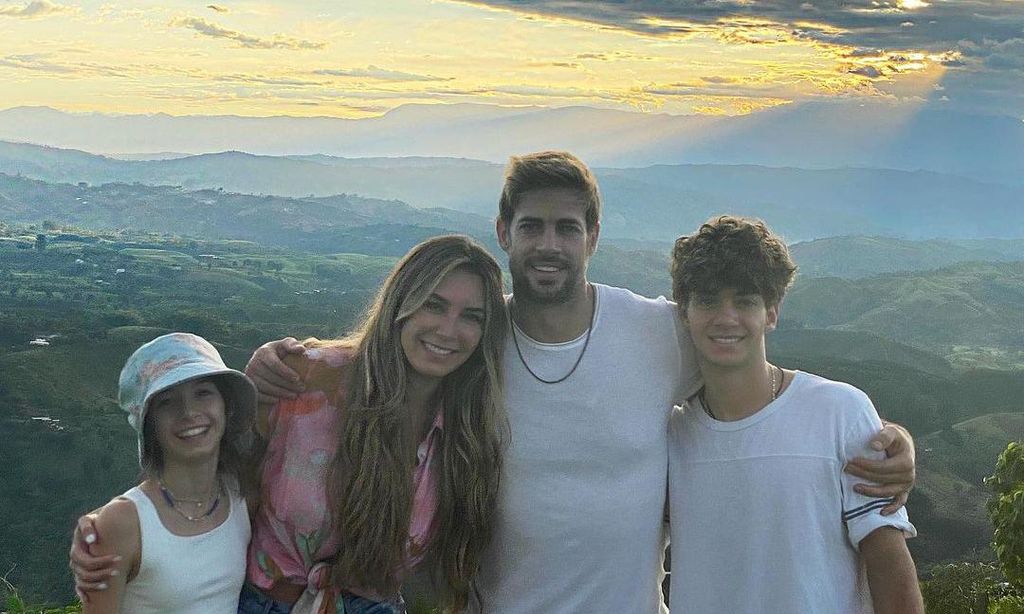 Elizabeth Gutiérrez y William Levy con sus hijos