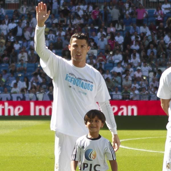 Tanto el Real Madrid como el equipo rival, el Granada, salieron al campo con camisetas en las que se podía leer el lema El fútbol profesional con los refugiados
