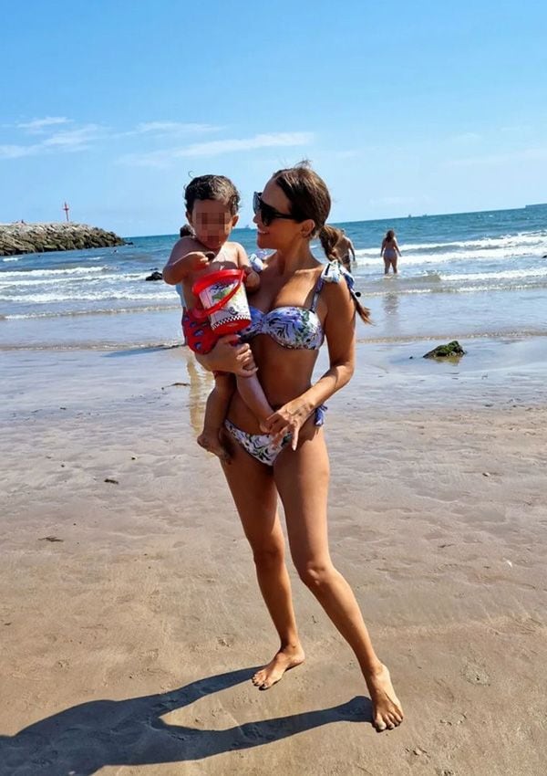 Paula Echevarría posa en bikini junto a su hijo