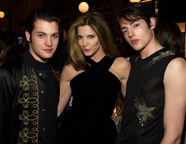 Stephanie Seymour con sus hijos Peter y Harry Brant