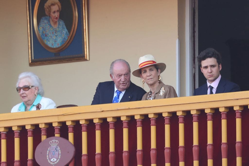 La infanta Pilar con el rey Juan Carlos, la infanta Elena y su hijo