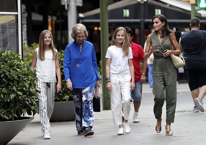 La reina Sofía repite tarde de cine, esta vez con doña Letizia, Leonor y Sofía