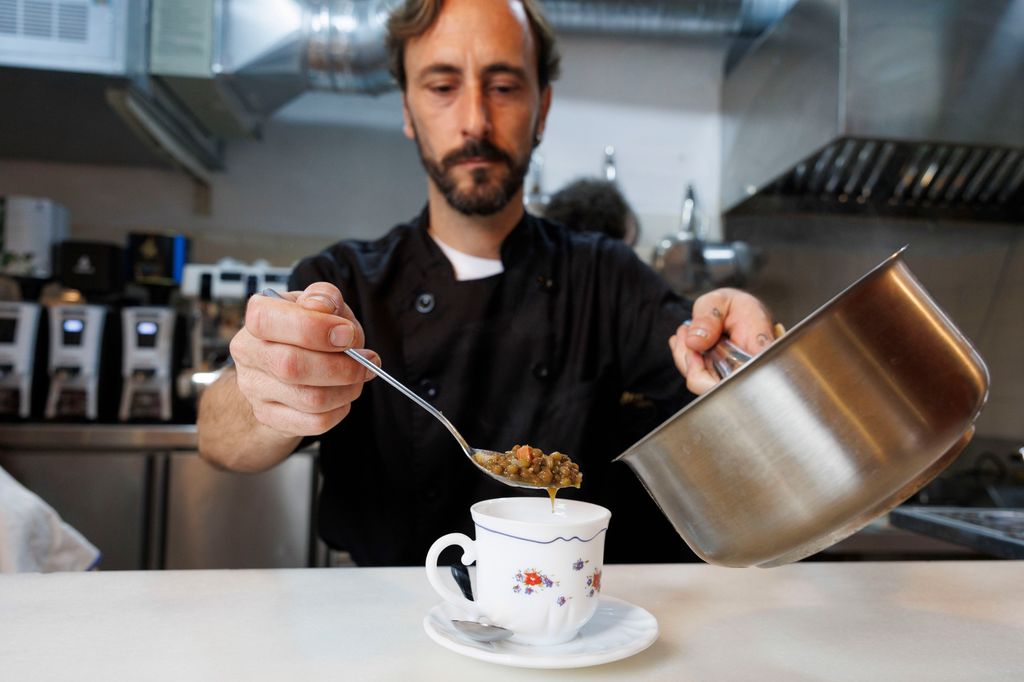 Mario Pizarro emplantando unas lentejas en 'Matria', (Jerez de la Frontera)