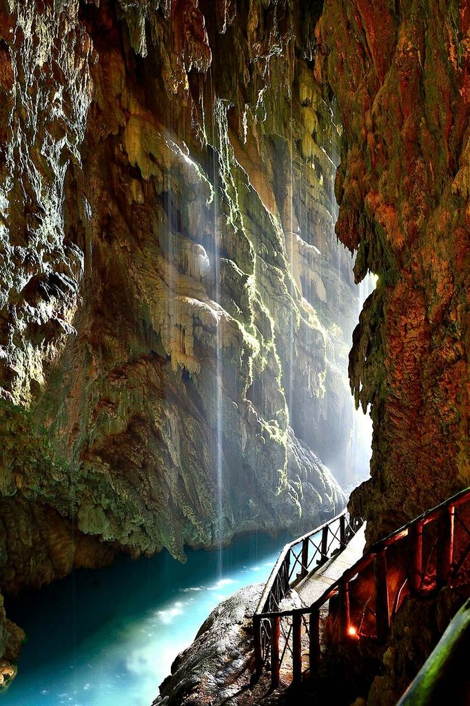 Monasterio de Piedra, Gruta Iris