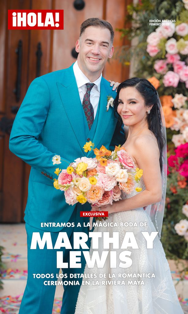 Portada Digital de Martha Higareda y Lewis Howes en su mágica boda en la Riviera Maya, con un fondo de flores y un ramo colorido en una celebración inolvidable.