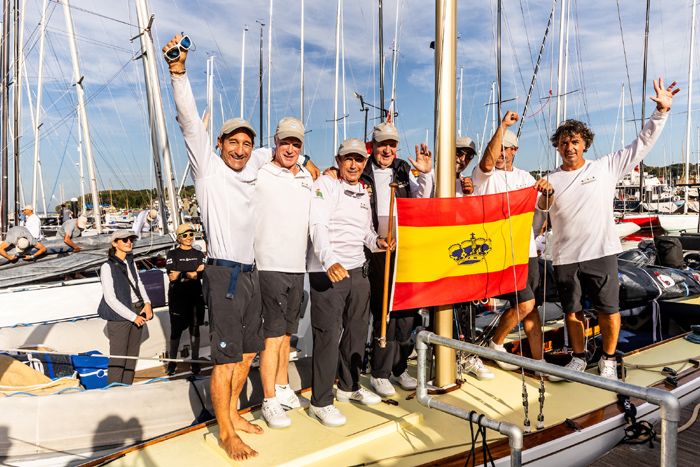 El rey Juan Carlos con la tripulación del Bribón