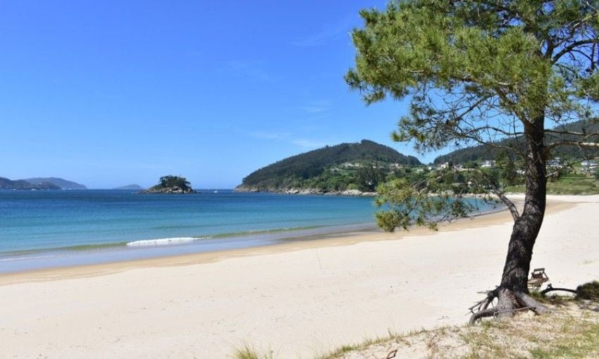 Playa de arena blanca y aguas turquesa de Viveiro.