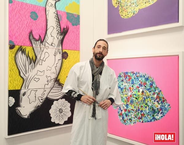 El estadounidense Adrien Brody, pincel en mano y con un batín blanco, presentó recientemente su exposición en Nueva York durante la Semana del Arte de Manhattan
