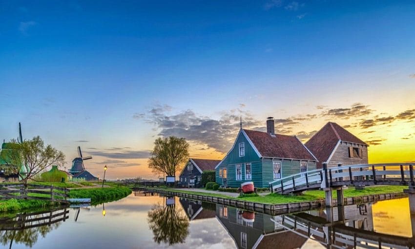 casas tradicionales al atardecer en zaanse schans village holanda