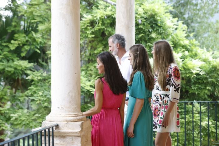 Los Reyes y sus hijas en los jardines de Alfàbia