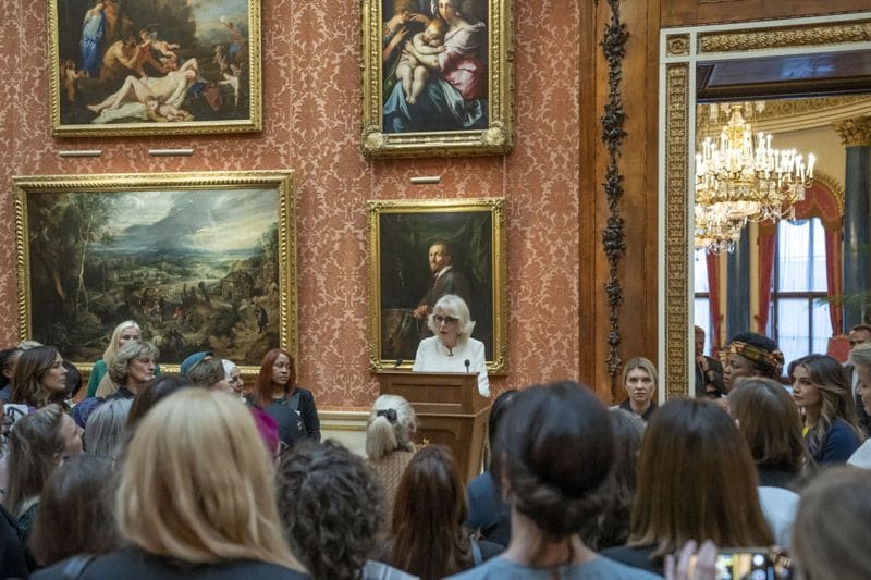 La reina consorte Camilla, dando un discurso en el Palacio de Buckingham