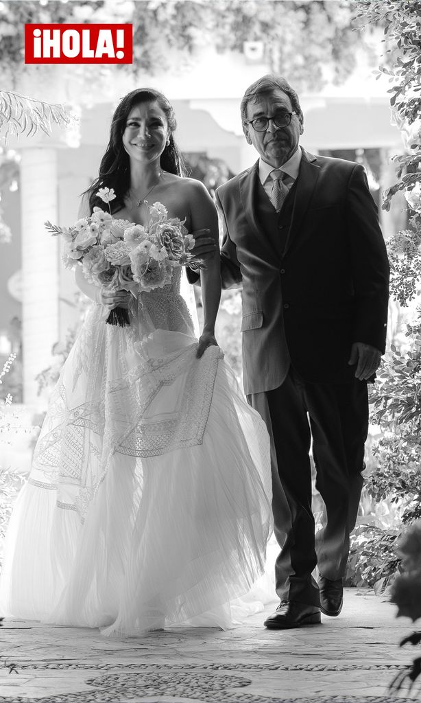 La novia camino al altar de la mano de su padre. Fotógrafo: David Jon | Maquillaje: Ruth Salinas | Peinado: Gabriela Montes de Oca | Vestido de bodas: Maria Farbinni /Panache Bridal |Traje del novio: Josh Kercher | Reloj Martha: Cartier | Reloj lewis: AP | Anillos de compromiso y boda: CELI by Chau Lui | Planner: Love on Top Weddings by Paty Gonzalez | Flores: The floral experience by Luis Salas 
Locación: Fairmont Mayakoba & El Pueblito | PR: Non Agency
