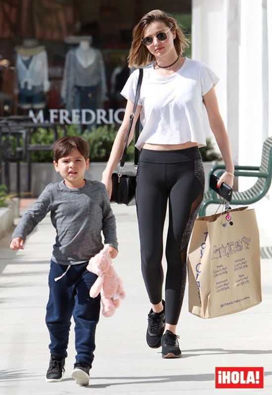 Flynn ha sido fotografiado esta semana de paseo con su madre, y sorprende lo mucho que ha crecido
