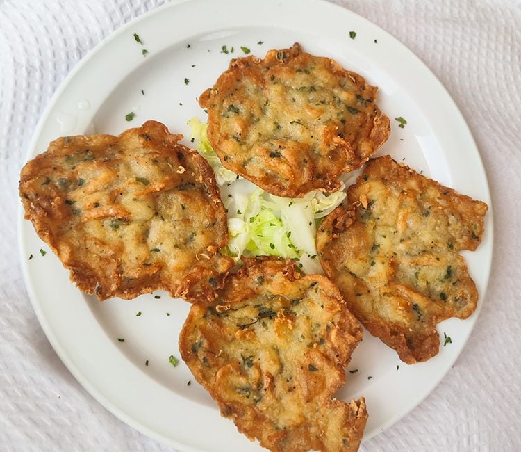 Plato con tortillitas de camarones y lechuga