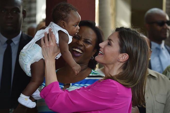 La reina Letizia muestra en Haití su faceta más maternal