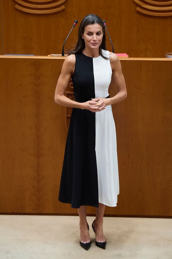 Reina Letizia con vestido blanco y negro 