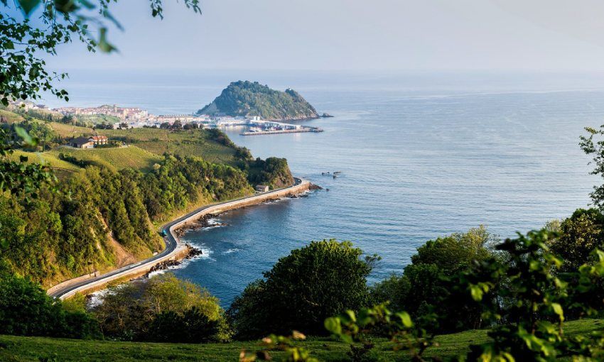 panoramica de la localidad de getaria y la carretera que la une con zarautz