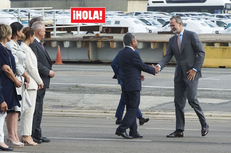 Don Felipe, saludando al presidente cántabro, Miguel Ángel Revilla