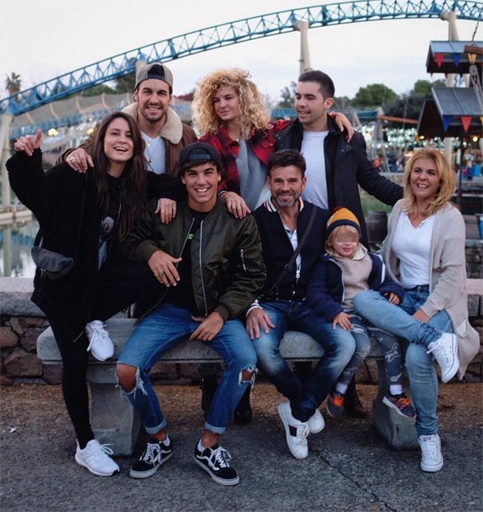 Mario Casas con toda su familia