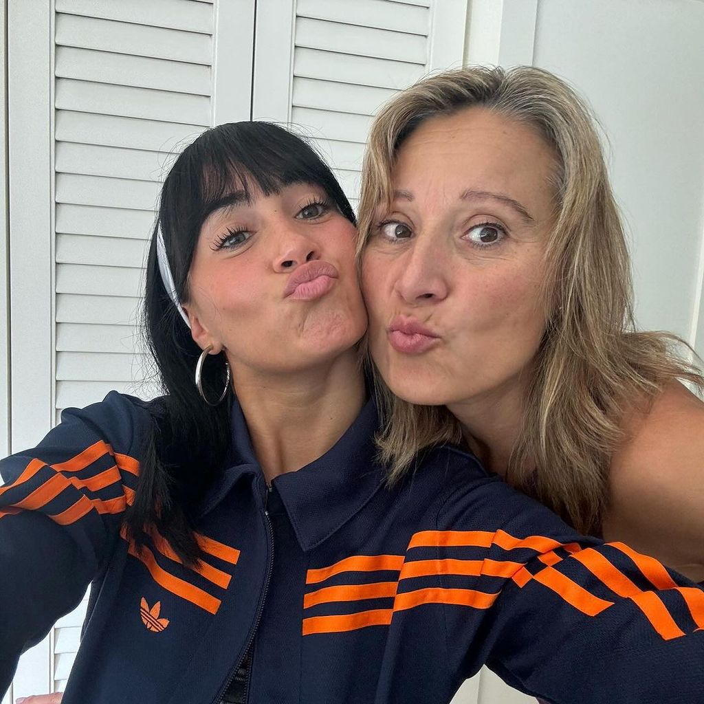 Aitana con su madre, Belén Morales