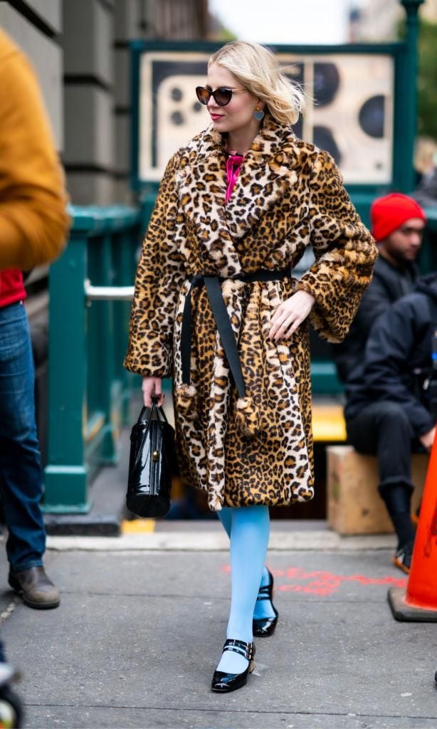 lucy boynton usando animal print y medias coloridas