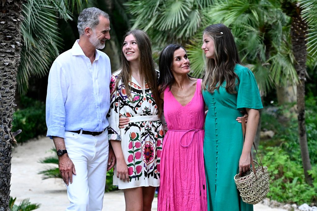 Los Reyes y sus hijas en los jardines de Alfabia en Mallorca