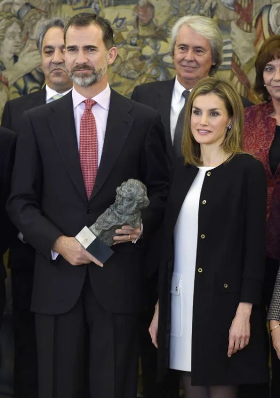 Los reyes Felipe y Letizia con un Goya
