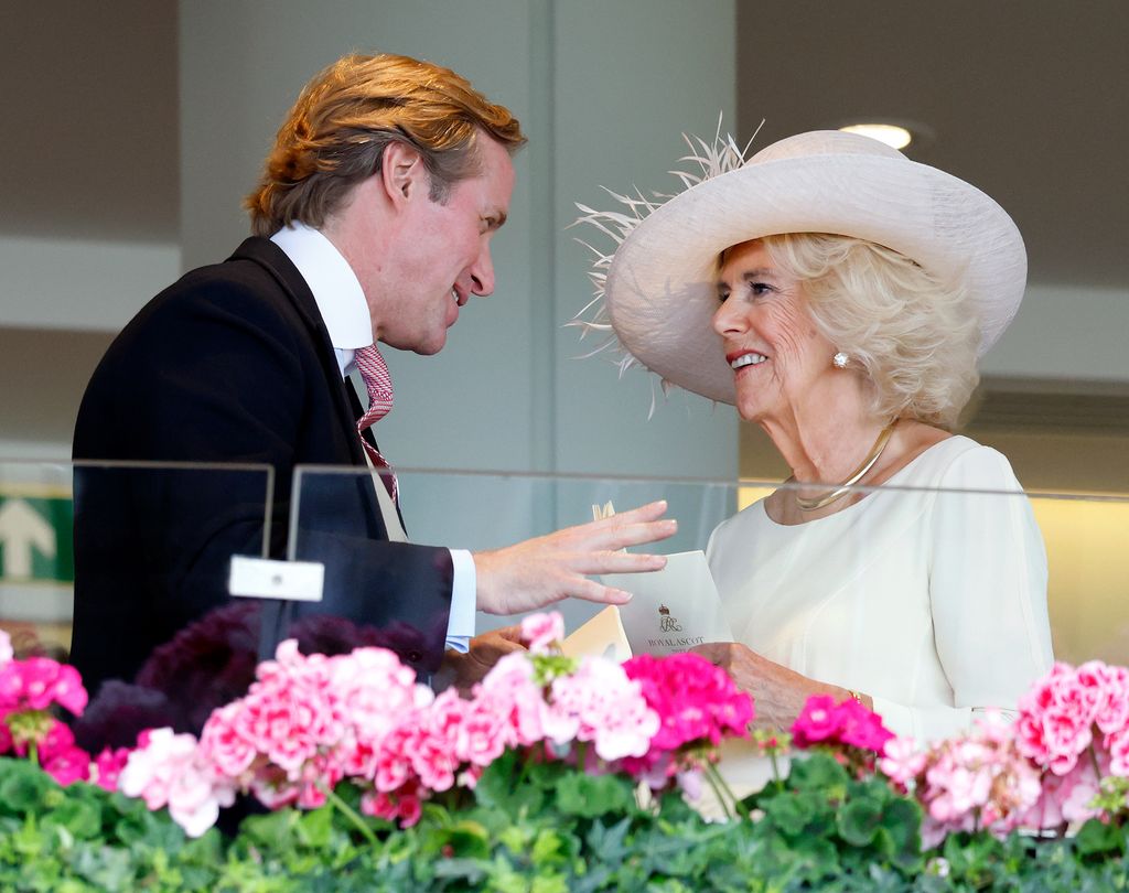 Thomas Kingston charlando con la reina Camilla en el Palco Real de las carreras de Ascot en junio de 2023