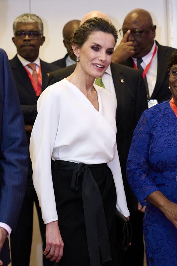 El look de doña Letizia en Angola con una nueva blusa blanca y falda cruzada negra