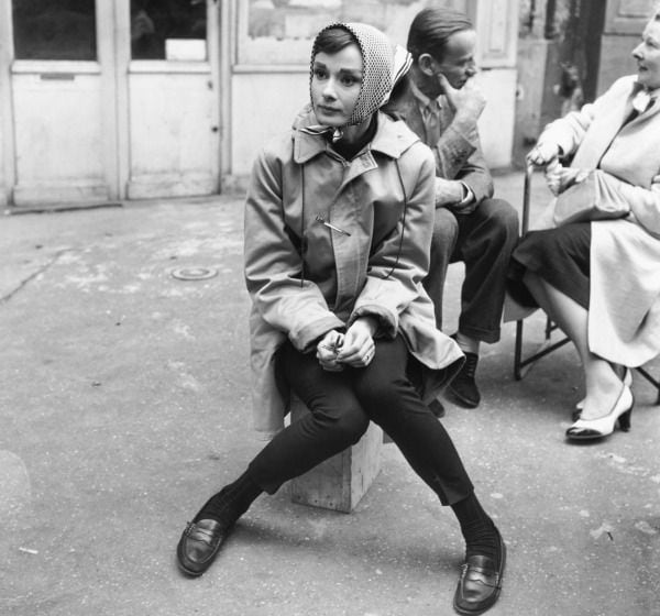 Audrey Hepburn en las calles de París durante el rodaje de 'Una cara con ángel' en 1956.
