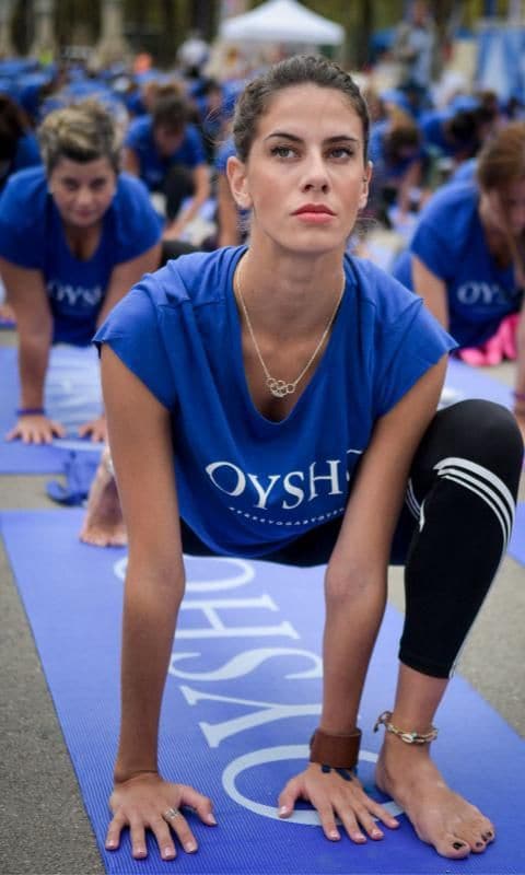 mujer pose escalada alta5