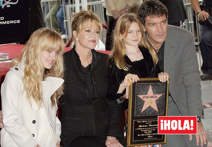 Antonio Banderas con Melanie Griffith, Dakota Johnson y Stella del Carmen