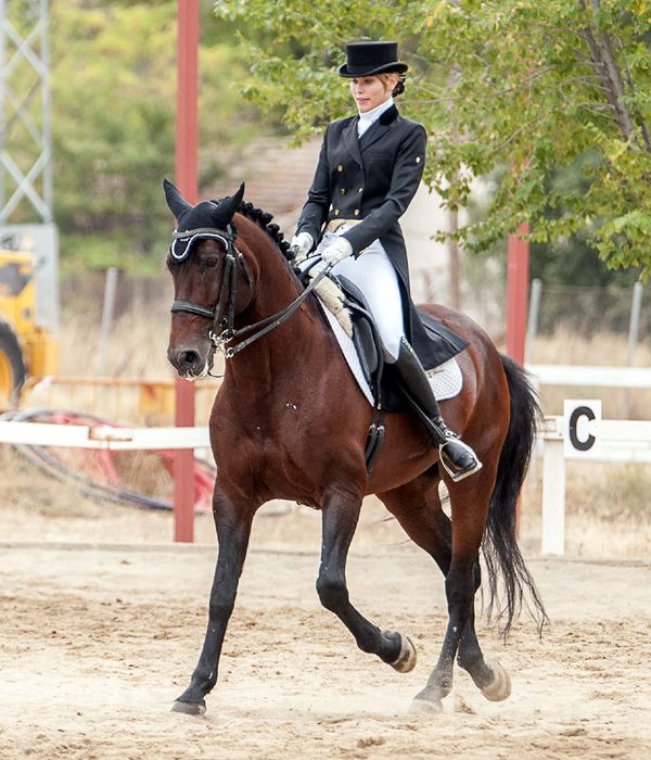 Helen estaba guapísima con la equipación de esta disciplina, uno de los deportes más bellos, ya que a la elegancia del jinete hay que sumar la elegancia de los movimientos del caballo
