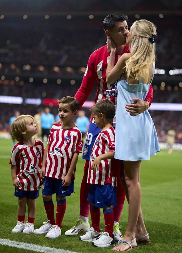 Álvaro Morata y Alice Campello con sus hijos