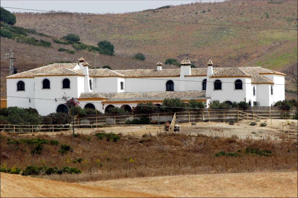 Sobre estas líneas, la finca Cantora, propiedad de Isabel Pantoja situada en el término municipal de Medina Sidonia (Cádiz)