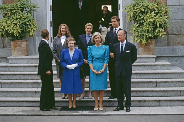 Isabel II y Felipe de Edimburgo con la Familia Real española