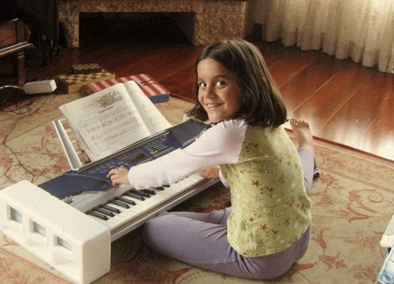 Valeria Castro tocando un teclado con solo 7 años