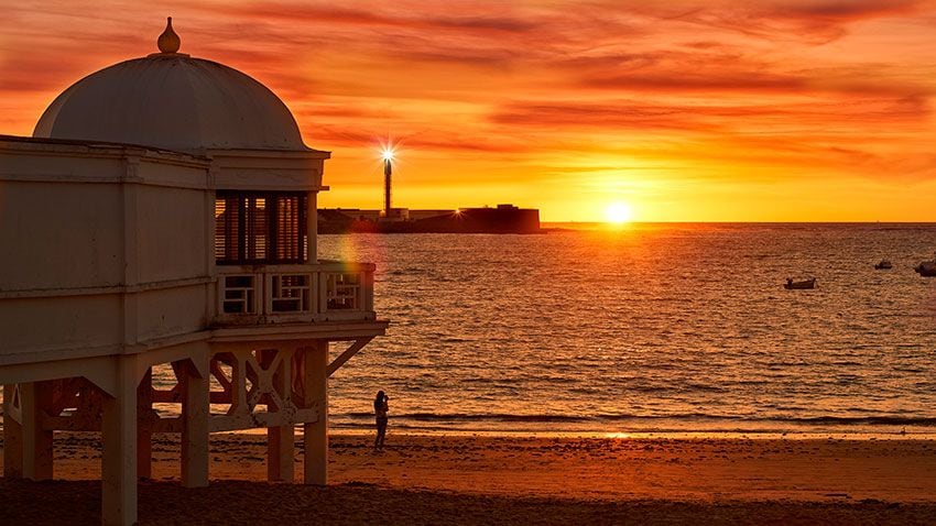 Atardecer en la playa de La Caleta en Cádiz