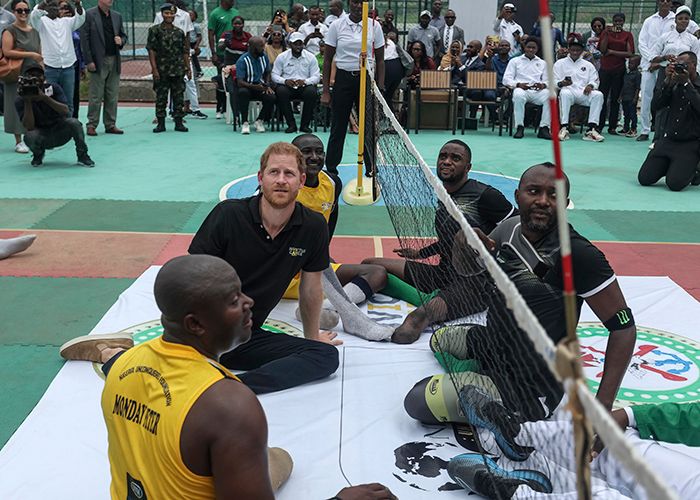 El príncipe Harry participa en un partido de voleibol con jugadores militares heridos