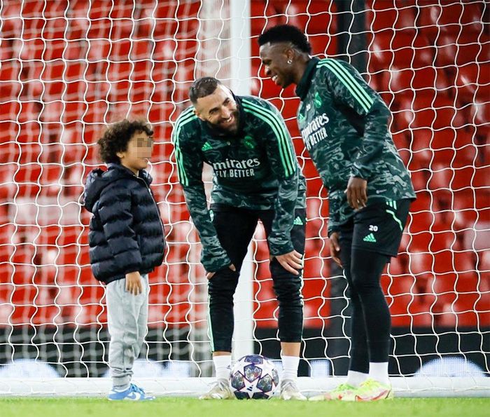 Benzema, con su hijo Ibrahim y su compañero Vinicius Jr