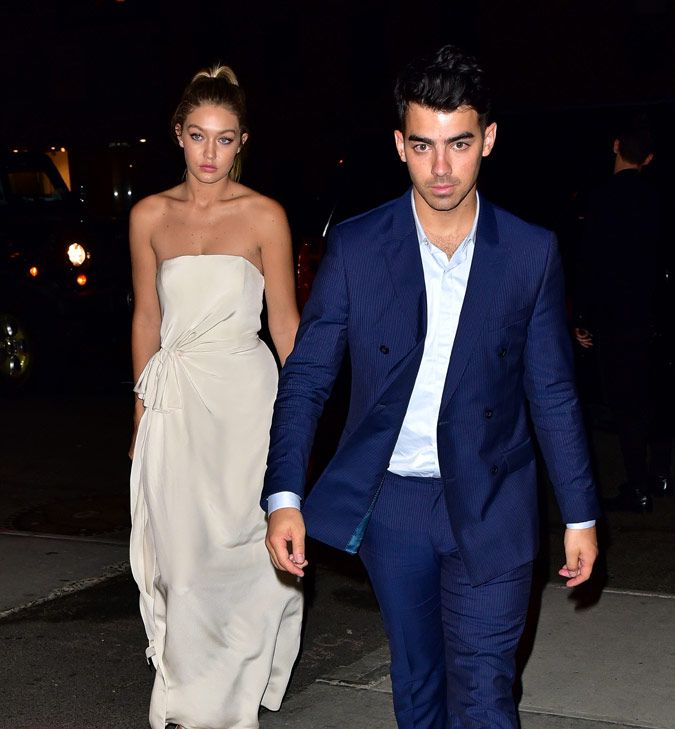 El pasado 9 de octubre la pareja acudió en Nueva York a la gala contra la enfermedad de Lyme, que sufre la hermana de la modelo y sus dos hermanos, momento en el que parecía que Joe Jonas ya estaba integrado en la familia Hadid y que la relación se estaba consolidando
