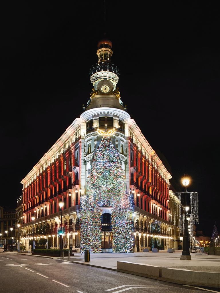 Fachada del Four Seasons Hotel Madrid, ubicado en pleno corazón de la capital