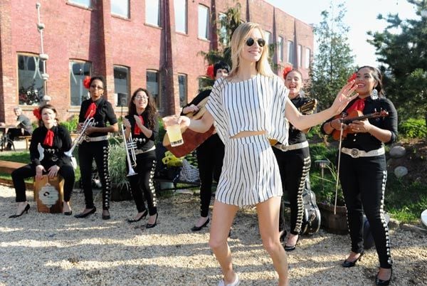 Había un grupo de mariachis que amenizaron la velada y con el que Poppy se arrancó a bailar
