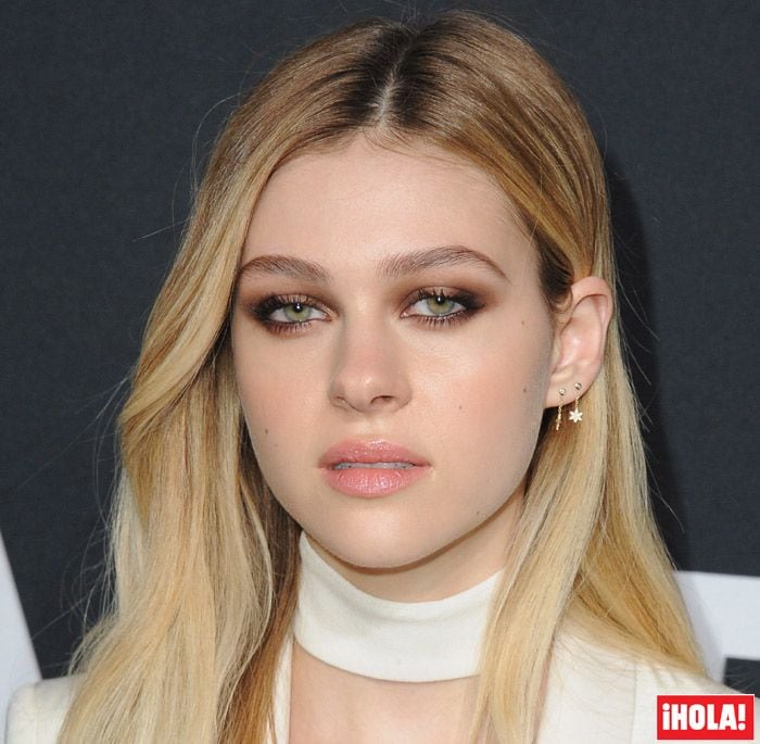 La actriz Nicola Peltz, con unas preciosas sombras en tonos tierra.
