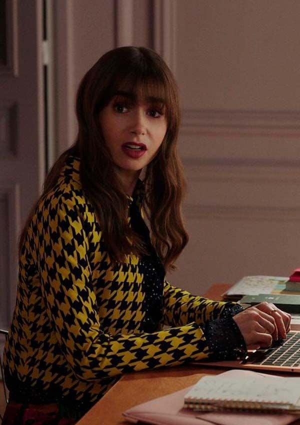 lily collins chaqueta amarilla negra