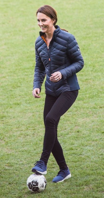 Kate Middleton juega fútbol.
