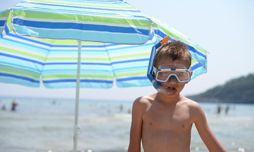 ni o con gafas de snorkel