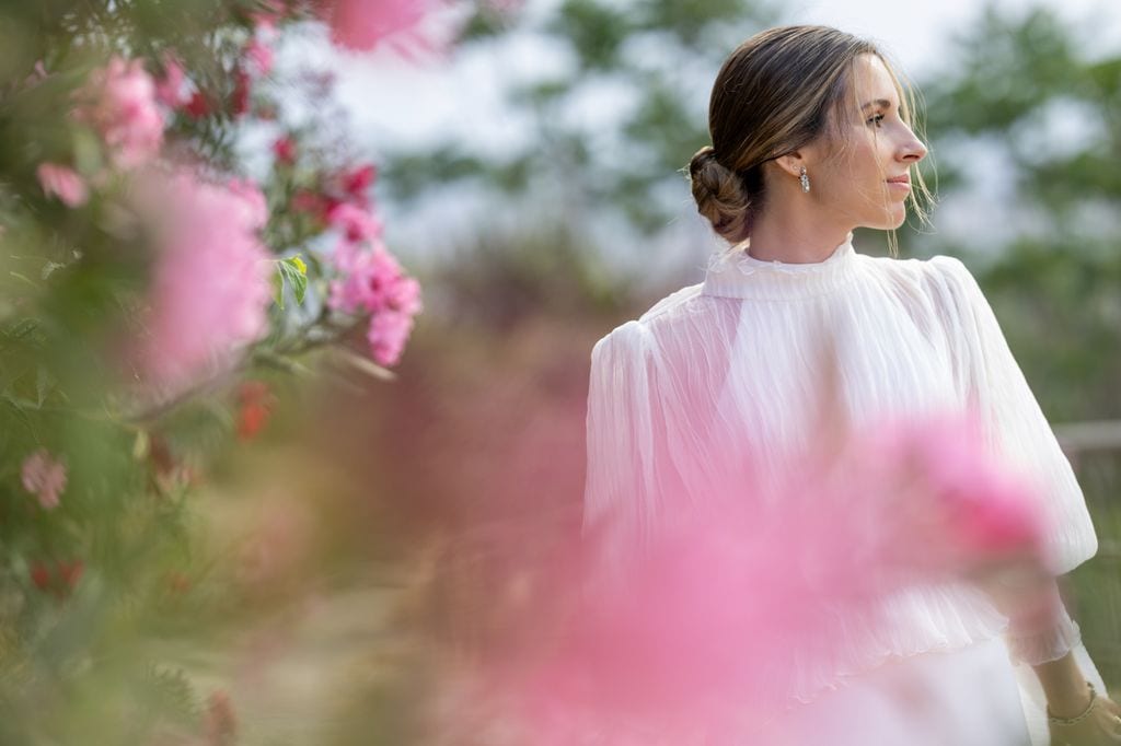 Vestido de novia con capa de Sara Omatos