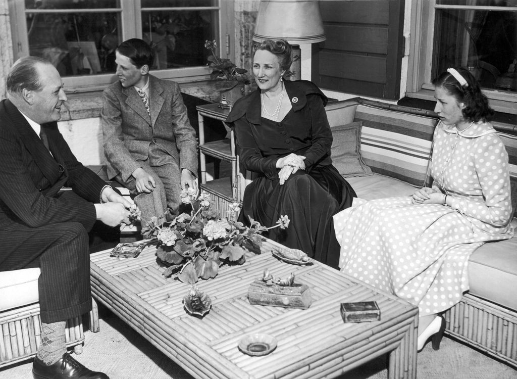 Olav, Harald, Martha y Astrid en Skaugum en 1949